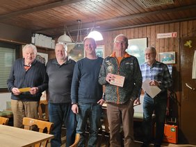 Spannender NaturFreunde-Preisskat am 17.1.2026 -   Das Bild zeigt von rechts nach links: Spielleiter Jochen Thun, Sieger Hans Kempgen, Dominik Thun (Platz 2), Jürgen Will (Platz 3) und Reinhard August (Platz 4).