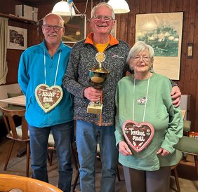 Das Siegerfoto zeigt (von links nach rechts): Bernd Sommer (3. Platz), Hans Kempgen (Turniersieger) und Bärbel Riesner (2. Platz). 