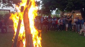  Sommersonnenwendfeuer 2019 bei den NaturFreunden Karben mit vielen gut gelaunten Besuchern