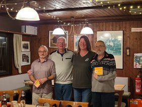  Das Bild der Siegerehrung zeigt die Gewinnerin Anke Ewald, eingerahmt von links Andreas Riesner auf Platz zwei, Spielleiter Hans Kempgen und ganz rechts den Drittplatzierten Peter Barowski