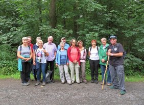  Das Bild zeigt die Wandergesellschaft am Schluss der Wanderung.