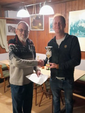  Der strahlende Sieger Dominik Thun (rechts) erhält den Wanderpokal von Spielleiter Peter Barowski